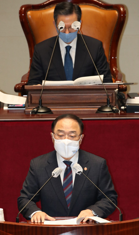 홍남기 경제부총리 겸 기획재정부 장관이 4일 국회에서 열린 예산결산특별위원회 전체회의에서 2021년도 정부 예산안 설명을 하고 있다. 연합뉴스